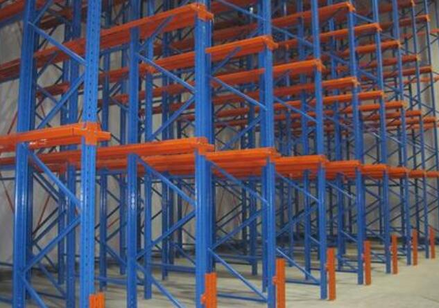 輕型貨架是十分經(jīng)濟(jì)的一款倉(cāng)庫(kù)貨架